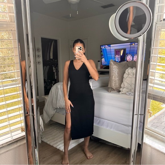 Aritzia Dresses & Skirts - Aritzia Babaton Nomination Dress in Black